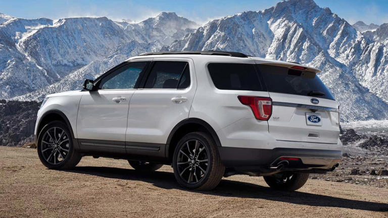 Ford's 57th recall of the year hits 288,000 Explorers over loose roof rails