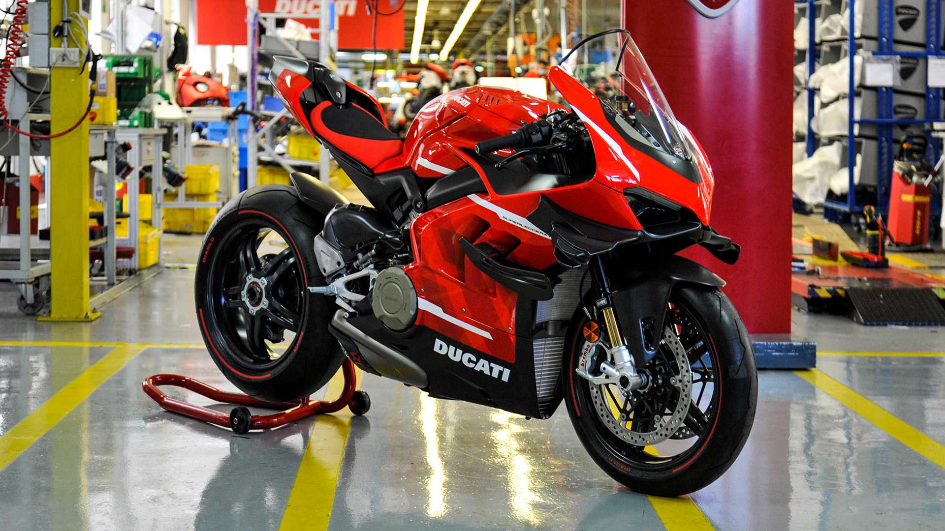 Ducati Superleggera V4 front 3/4 shot