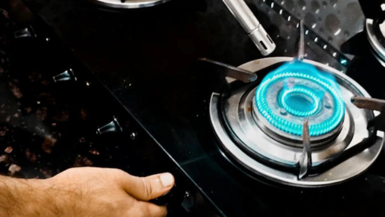Gas burner cleaning tips: काले पड़ गए हैं गैस बर्नर? 3 आसान स्टेप में