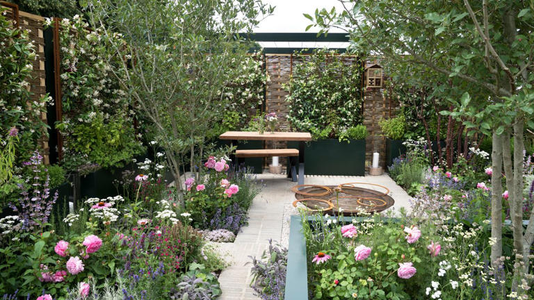 5 small garden mistakes making your outdoor space feel cramped – and ...
