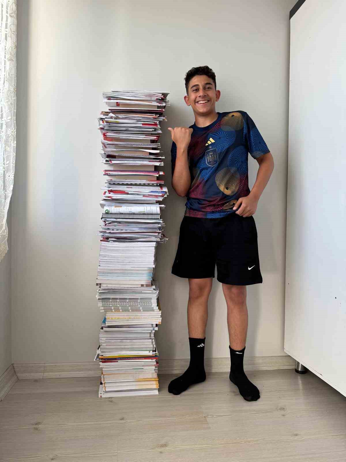 14 YAŞINDAKİ HAMZA İNCEBAY, LGS HAZIRLIK SÜRECİNE 7'NCİ SINIFTA BAŞLADIĞINI, 8'İNCİ SINIFTA İSE ÇALIŞMA TEMPOSUNU KADEMELİ OLARAK ARTIRDIĞINI BELİRTEREK, "İLK ÖNCE HEDEF ÖNEMLİ. HEDEFTEN SONRA DA DÜZENLİ, AZİMLİ ÇALIŞMA BAŞARIYI GETİRİYOR. SON ÜÇ AY VE SON BİR AY ÇALIŞMA TEMPOMU DAHA DA ARTIRDIM" DEDİ.