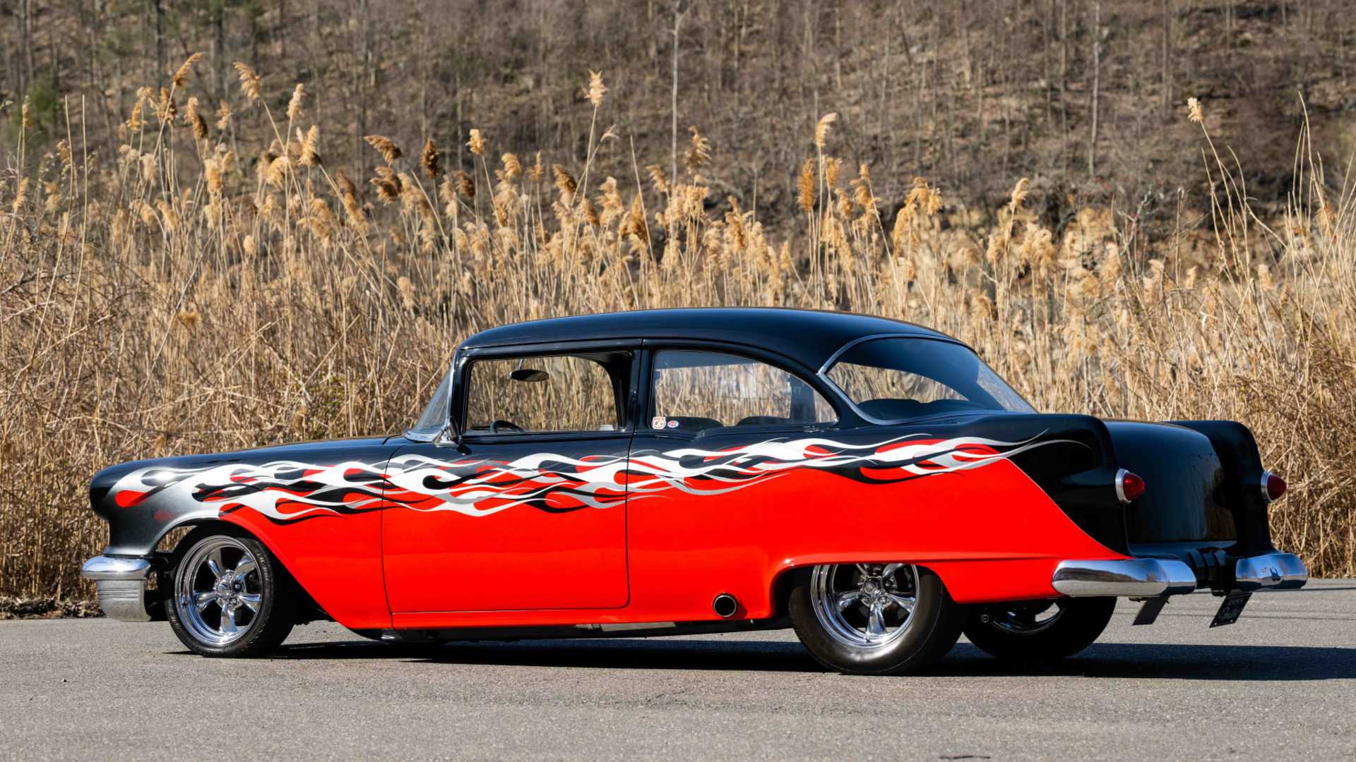 1955-pontiac-chieftain-custom-sedan-side