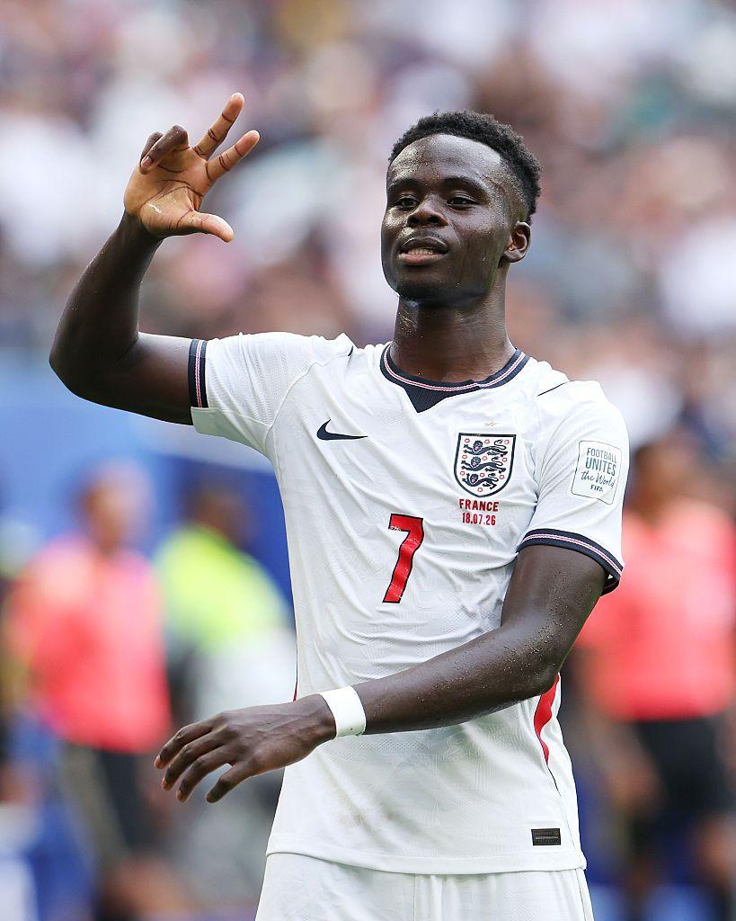 Bukayo Saka marcou três gols na extraordinária vitória da Inglaterra por 6 a 4 sobre a França