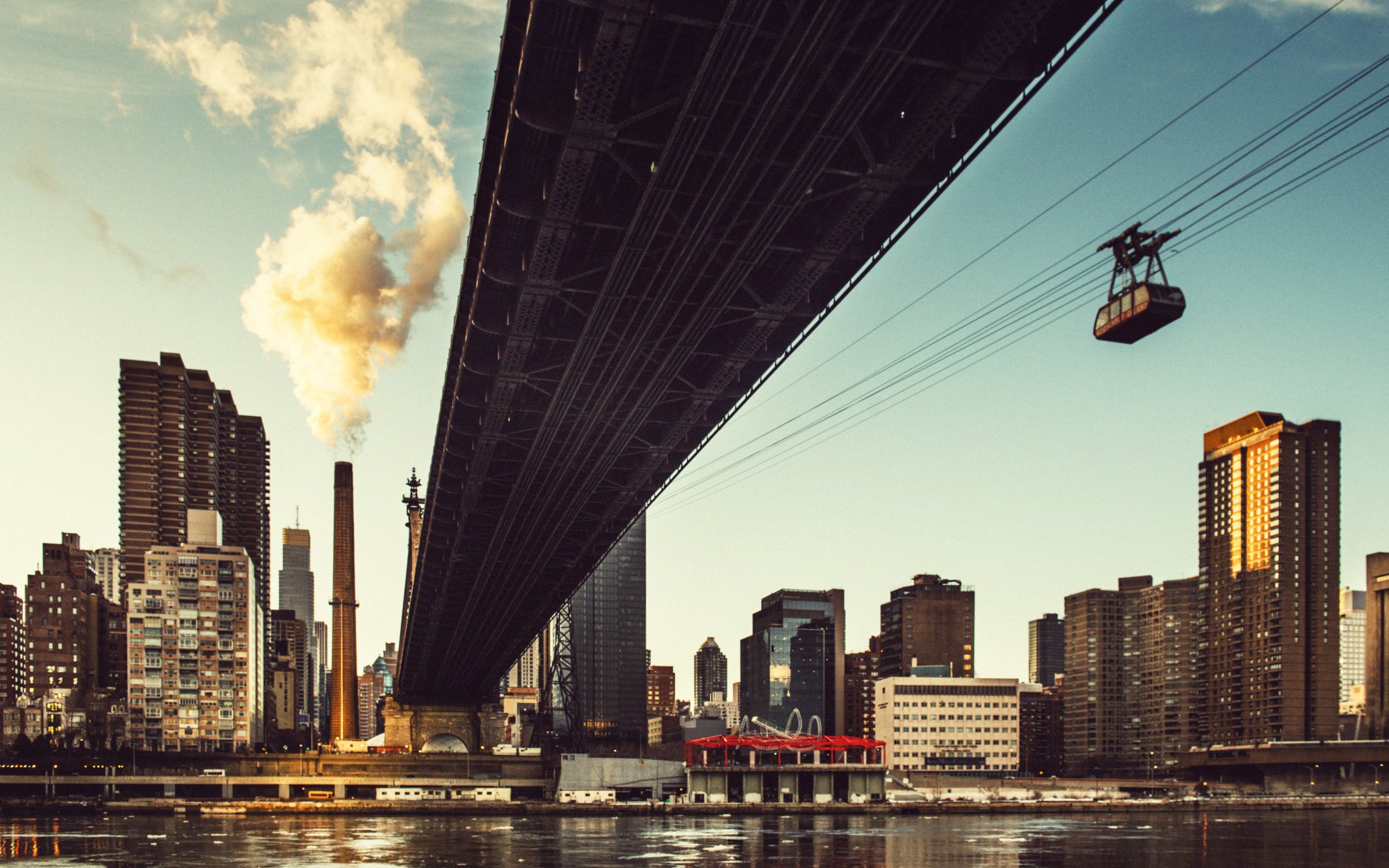 Roosevelt Island Tramway and Queensboro Bridge New York