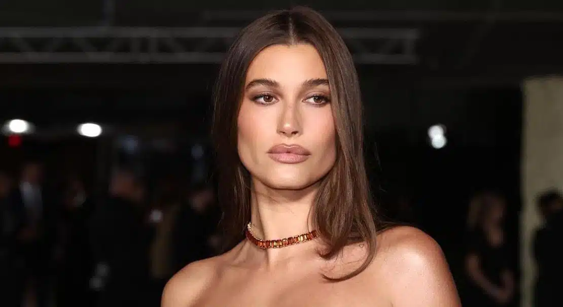 Hailey Bieber redefine su entrenamiento con pesas y masajes tras la maternidad