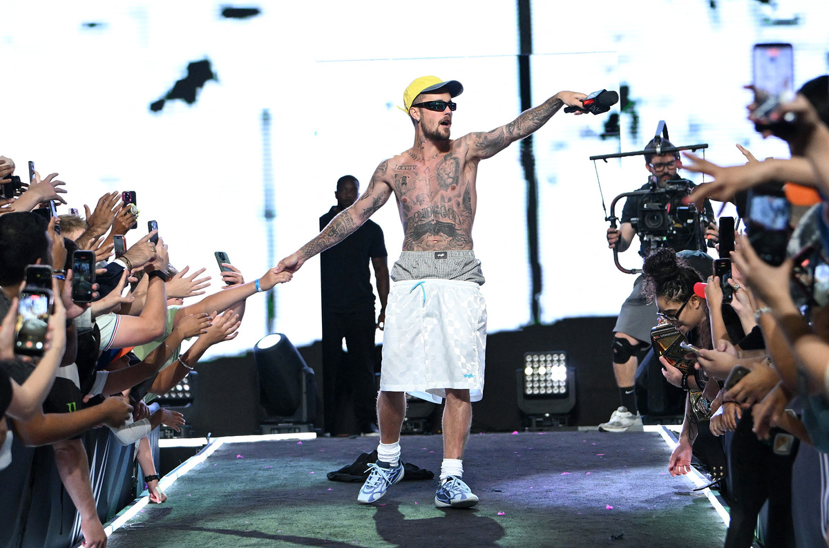 Justin Bieber cởi trần biểu diễn trên sân khấu