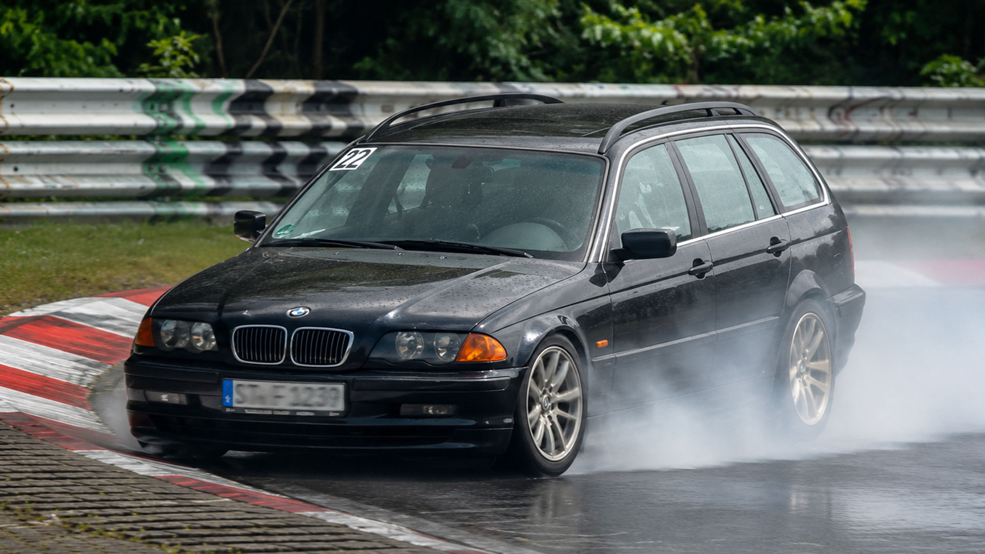 Nürburgring : une BMW E46 maîtrise une perte d'adhérence sur piste mouillée