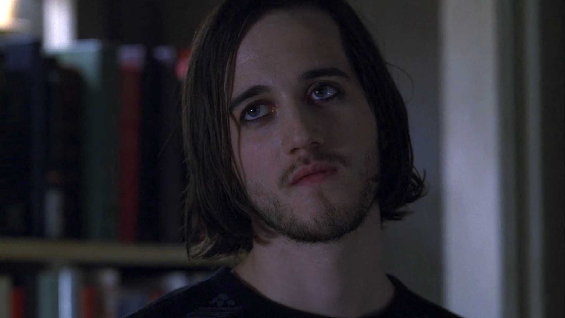 Trevor Zeitlan looking at Sylar in Heroes