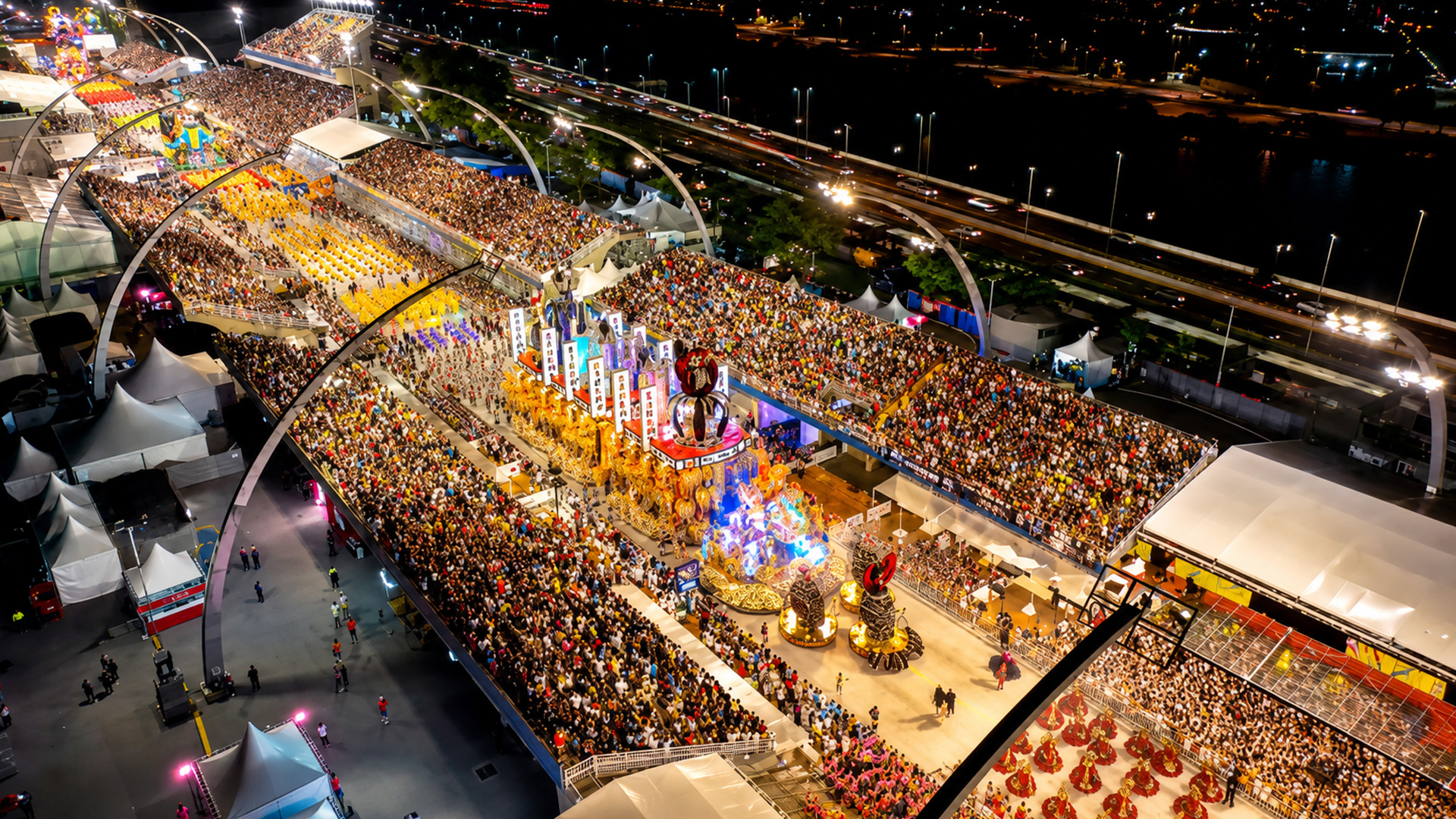 Karnevalsumzug in Rio mit bunten Festwagen und riesigen Menschenmengen