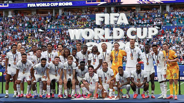 Jogadores da Inglaterra comemoram após receberem as medalhas pelo terceiro lugar na Copa do Mundo.