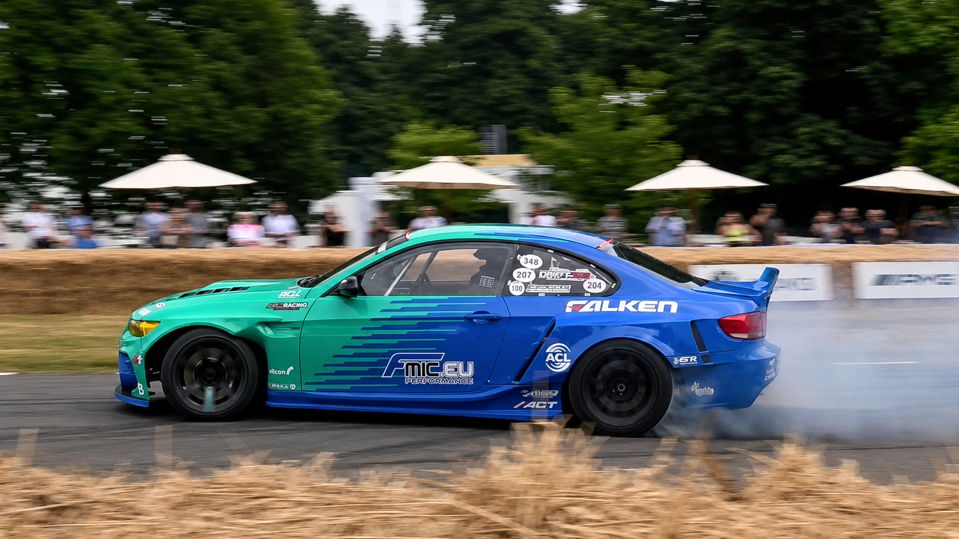 BMW E92 drift car sends tire smoke throughout the run