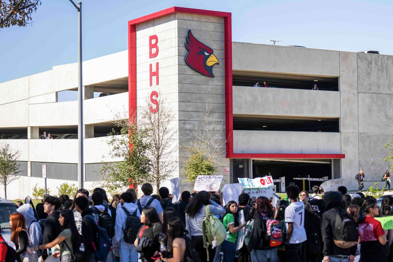 Bellaire High School student reportedly detained by ICE after encounter at Hobby Airport
