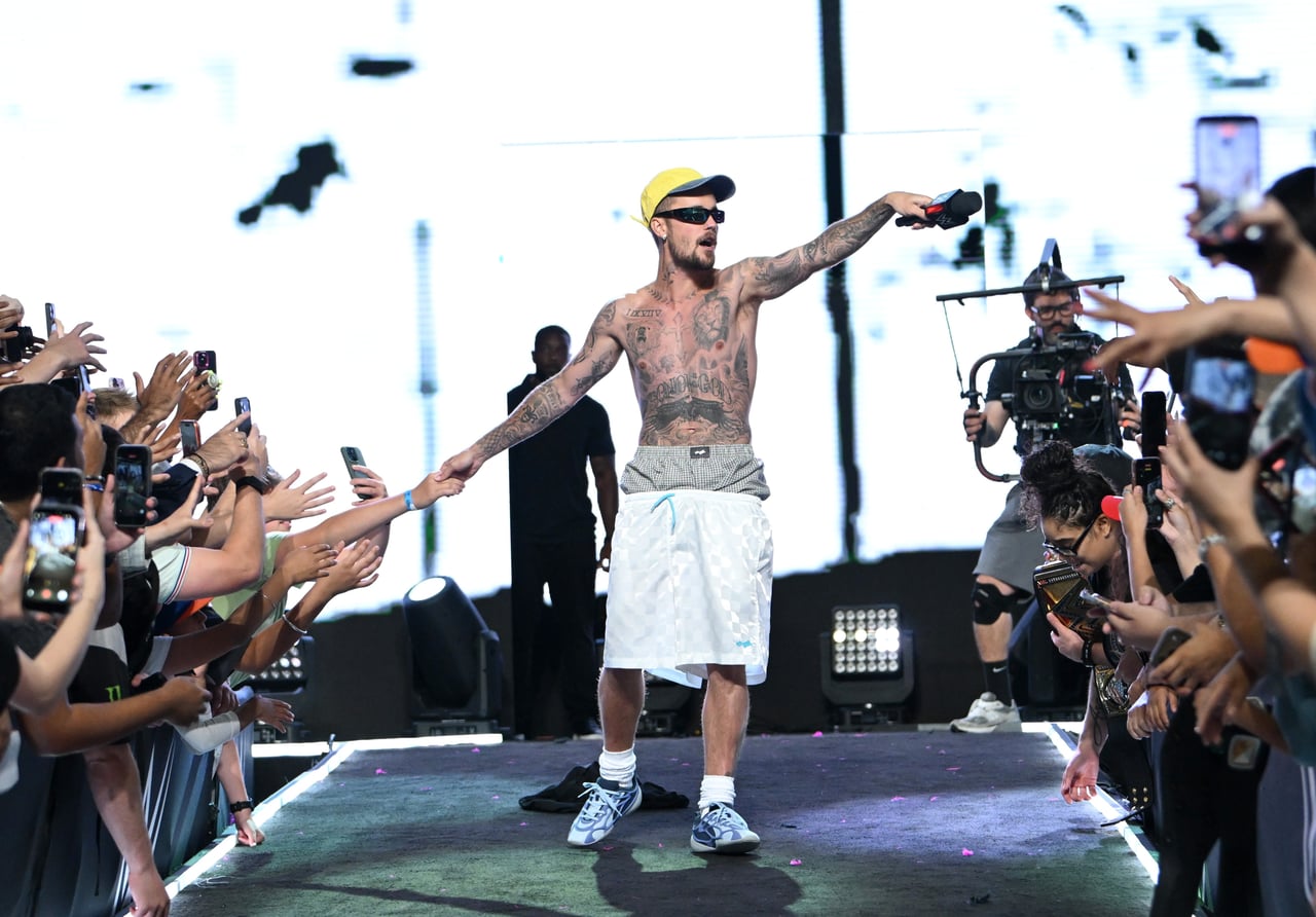 Justin Bieber makes surprise appearance at Fanatics Fest ahead of FIFA ...