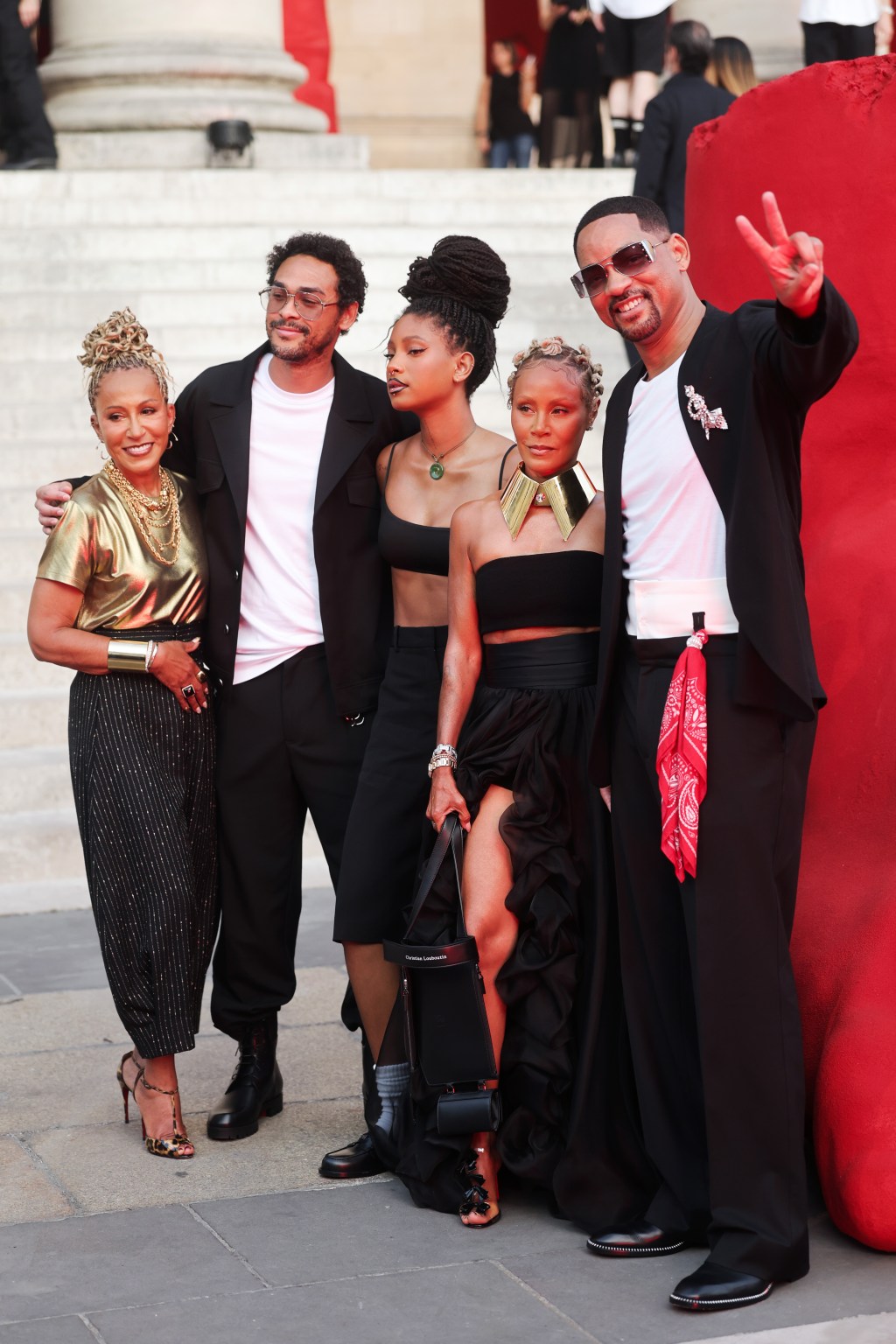 Adrienne Banfield-Norris, Trey Smith, Willow Smith, Jada Pinkett Smith and Will Smith posing together.