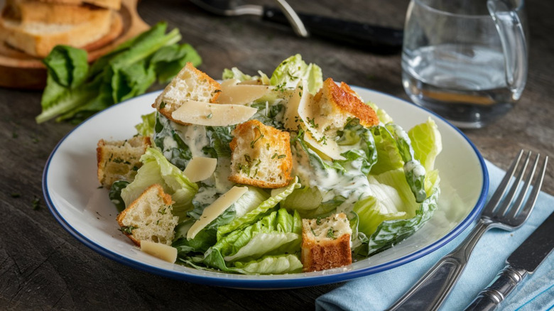 Dressed salad with croutons