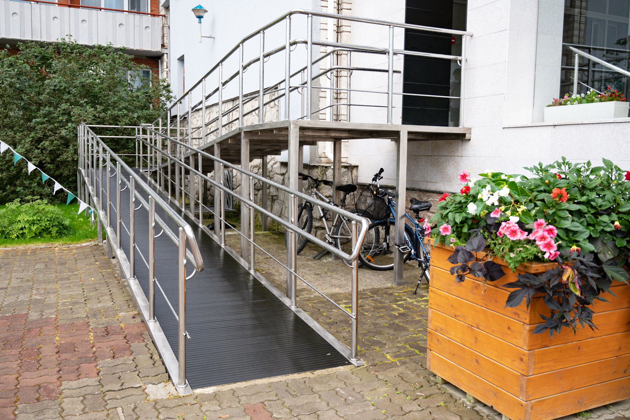 The entrance of a modern building with a wheelchair ramp