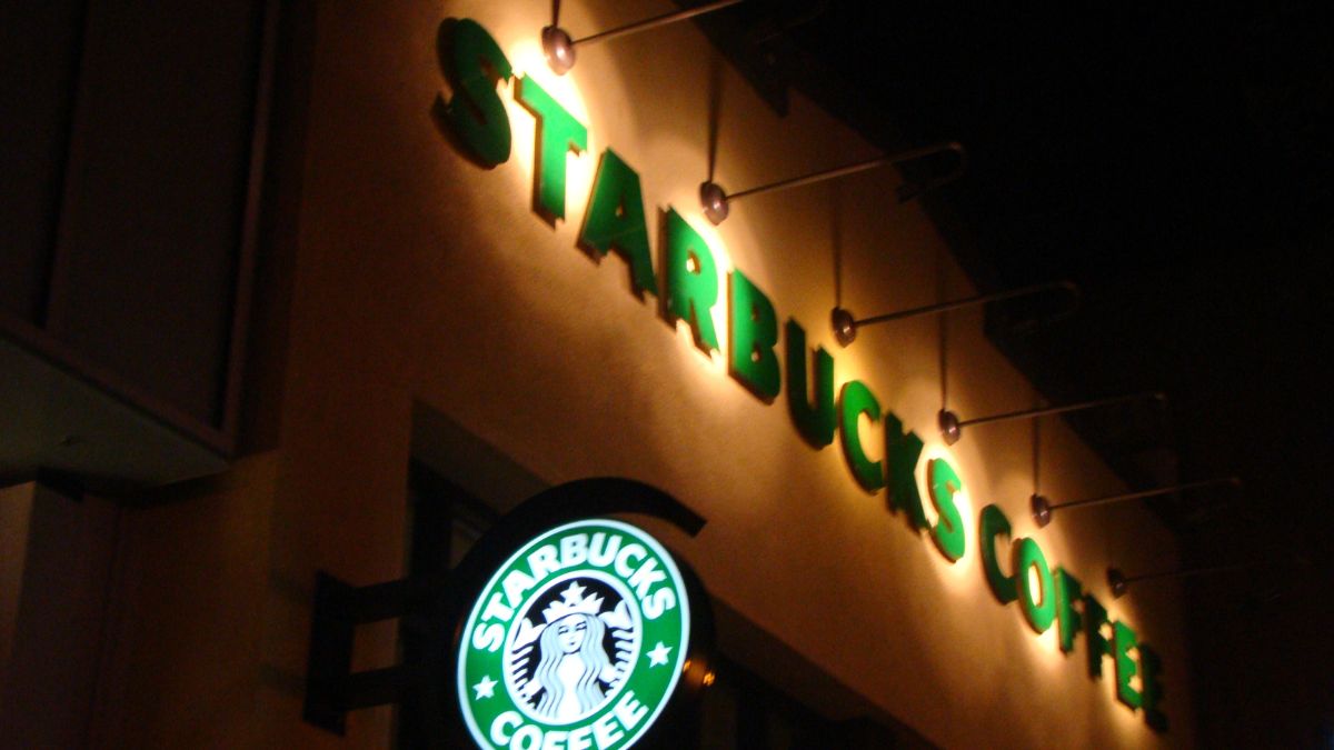 “This Is All Because I’m Black”: Starbucks Employee Claims She Was Reprimanded for Wearing AirPods Because of Her Race