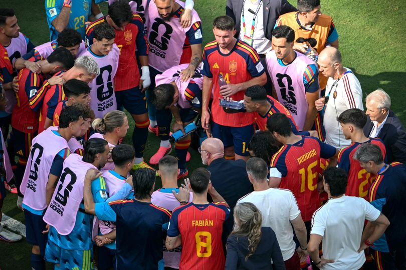 Spain's head coach, Luis de la Fuente, speaks to his players during a hydration break during the 2026 World Cup football tournament final match between Spain and Argentina at the New York/New Jersey Stadium in East Rutherford on July 19, 2026.