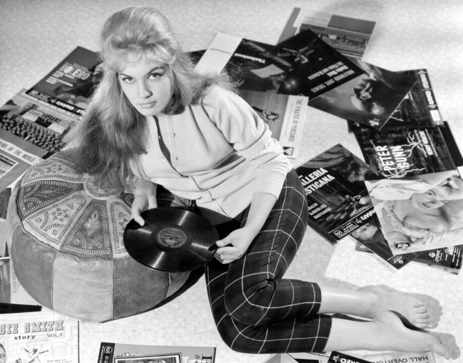BEAT GIRL, (aka WILD FOR KICKS), Gillian Hills, 1959 beatgirl1959-fsct07, Photo by: Everett Collection (beatgirl1959-fsct07)