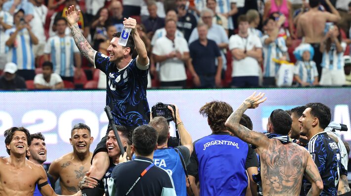 Messi é erguido e venerado pelos jogadores da Argentina Foto: Werther Santana/Estadao