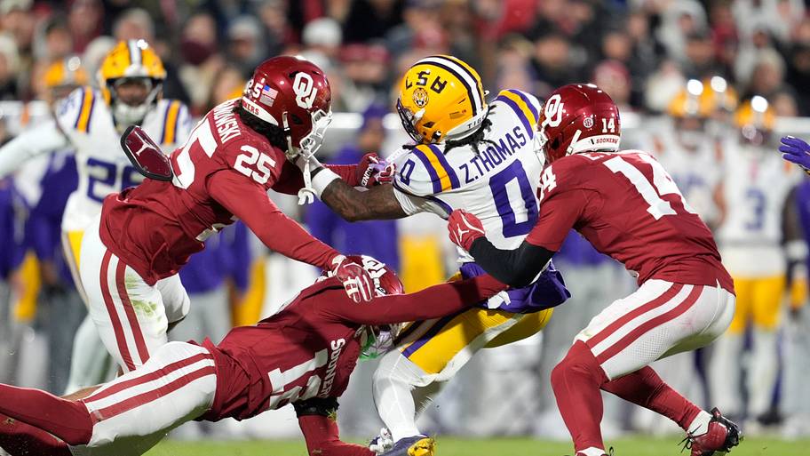 Oklahoma Sooners defensive back Michael Boganowski (25), defensive back Devon Jordan