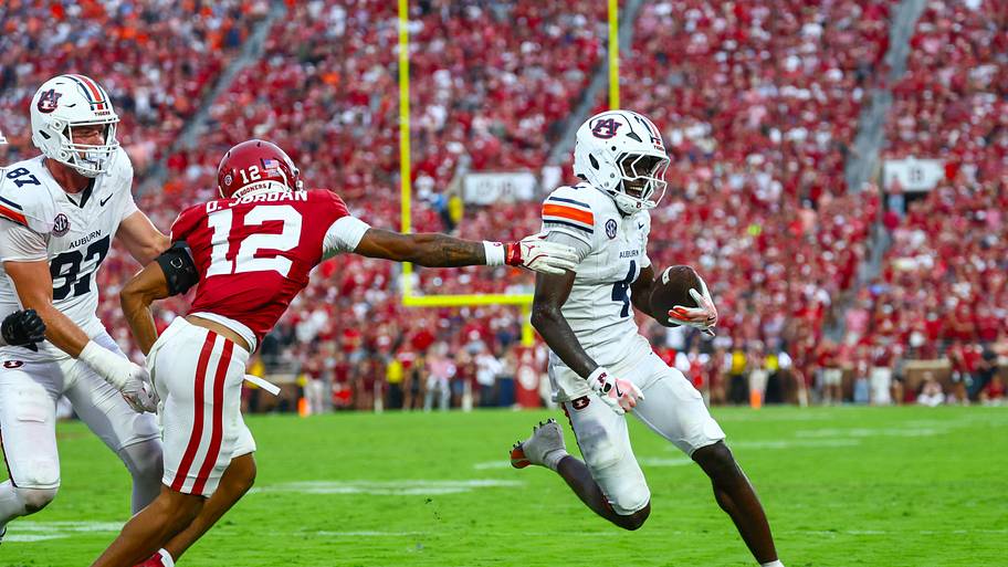 Auburn Tigers wide receiver Malcolm Simmons (4) scores a touchdown past Oklahoma Sooners defensive back Devon Jordan