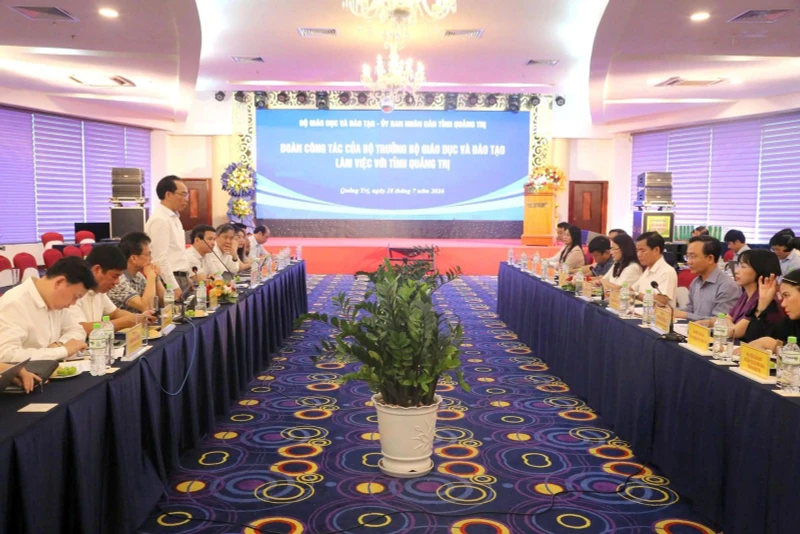 Gian lận thi ở Quảng Trị: Bộ trưởng Bộ GD&ĐT Hoàng Minh Sơn làm việc với UBND tỉnh