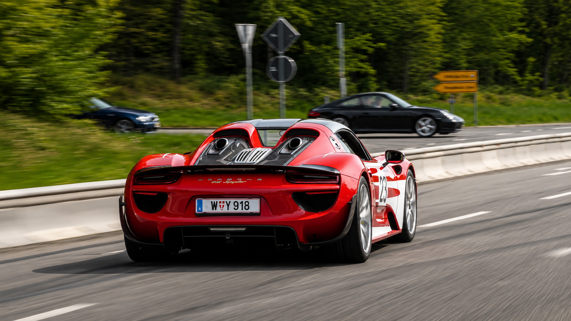 Porsche 918 Spyder goes wild around Nürburgring