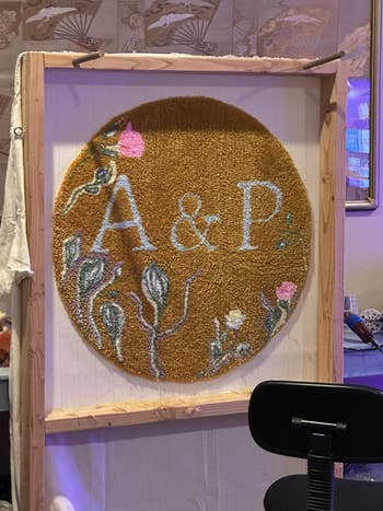 Round decorative textile with