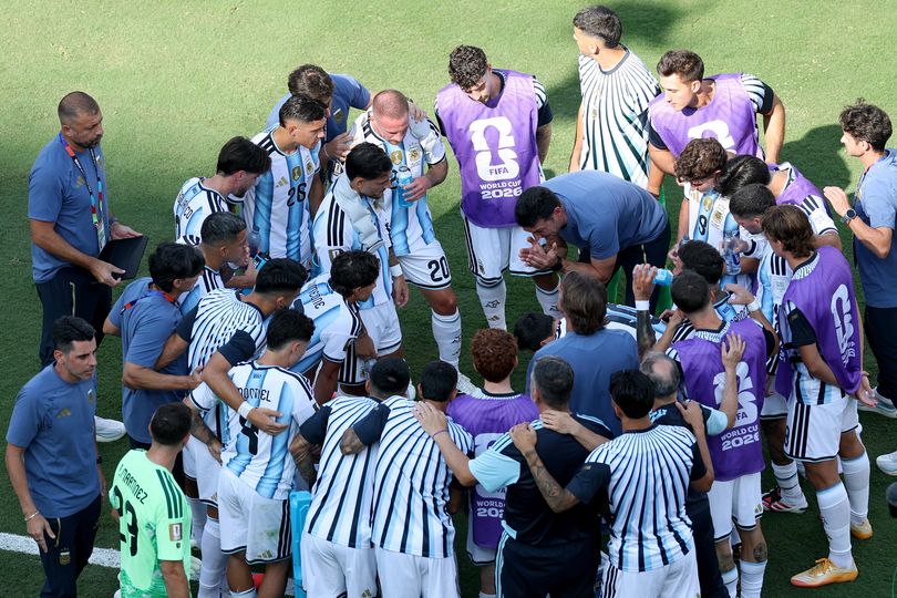 Lionel Scaloni, Head Coach of Argentina, speaks with his players during a hydration break in the FIFA World Cup 2026 Final match between Spain and Argentina at New York New Jersey Stadium on July 19, 2026, in East Rutherford, New Jersey.