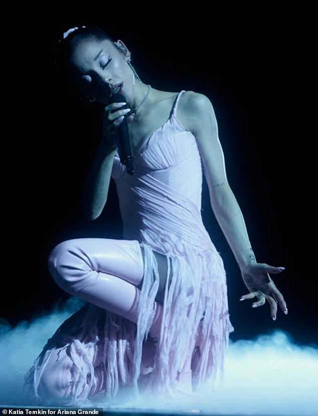 ariana-grande-s-boyfriend-ricky-alvarez-dances-and-sings-along-at-her