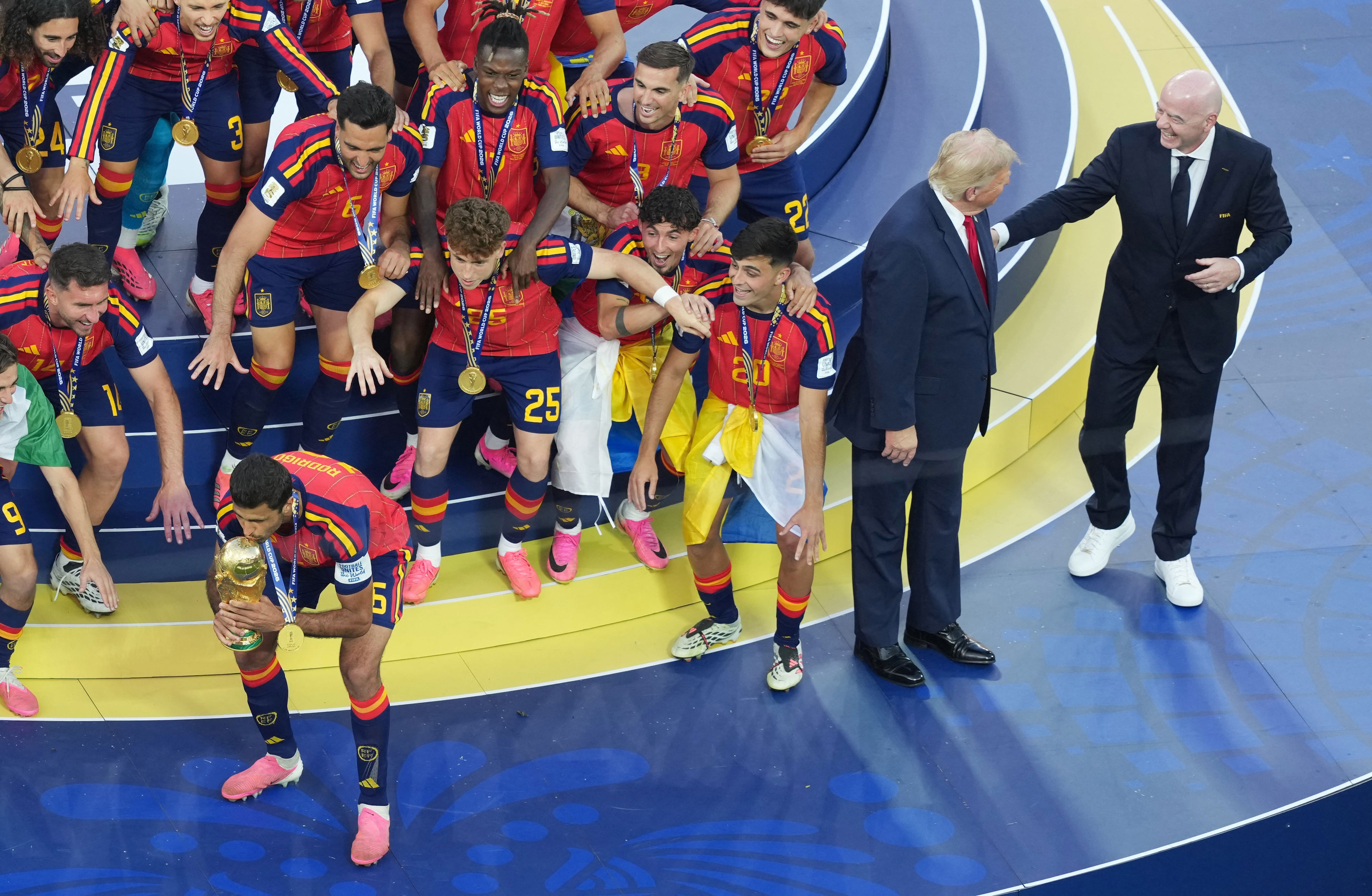 Spain's Rodri lifts the World Cup trophy alongside teammates as they celebrate winning the World Cup next to U.S. President Donald Trump and FIFA President Gianni Infantino / JAMES LANG / IMAGN IMAGES via Reuters
