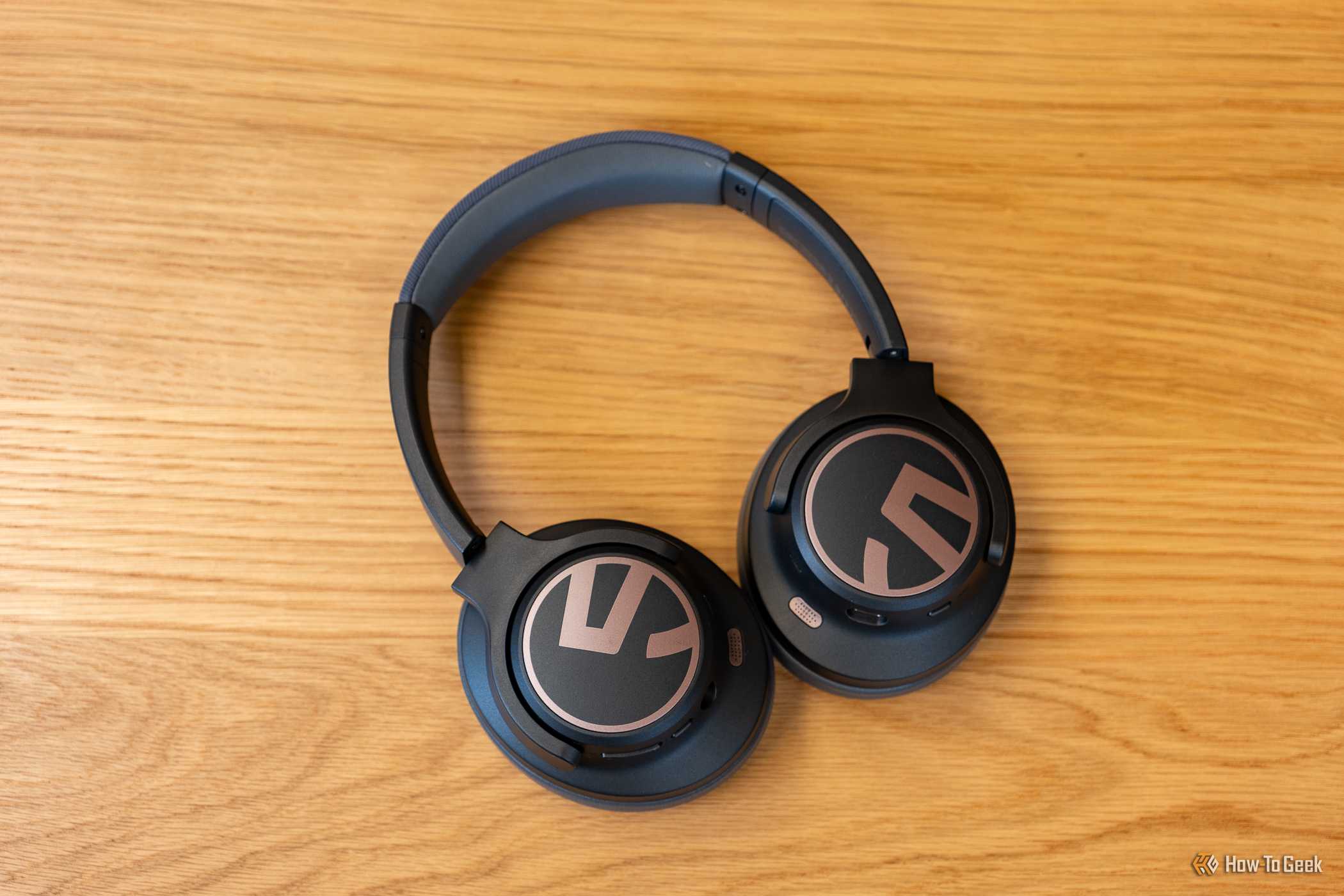 SoundPEATS Space headphones displaying logo on the earcups