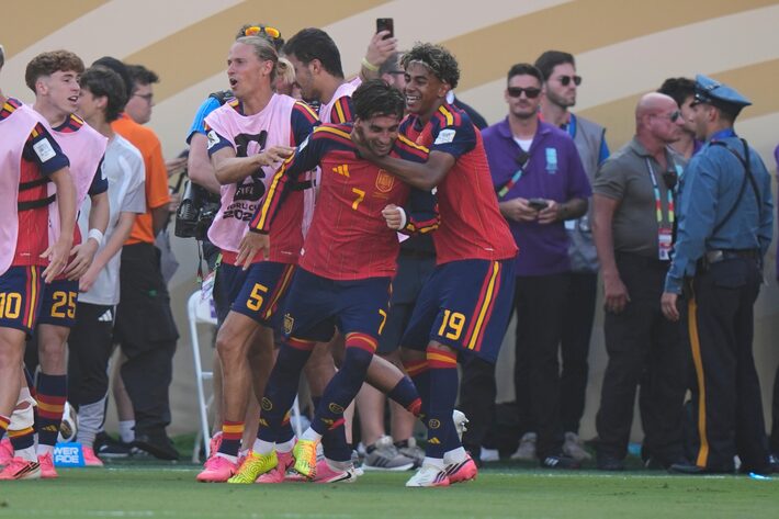 Ferran Torres e Lamine Yamal comemoram o gol na final contra a Argentina. Foto: Frank Franklin II/AP