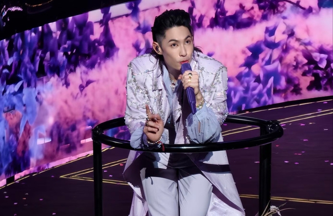Mỹ nam Vườn sao băng diện thiết kế của Trần Hùng trong tour concert quốc tế