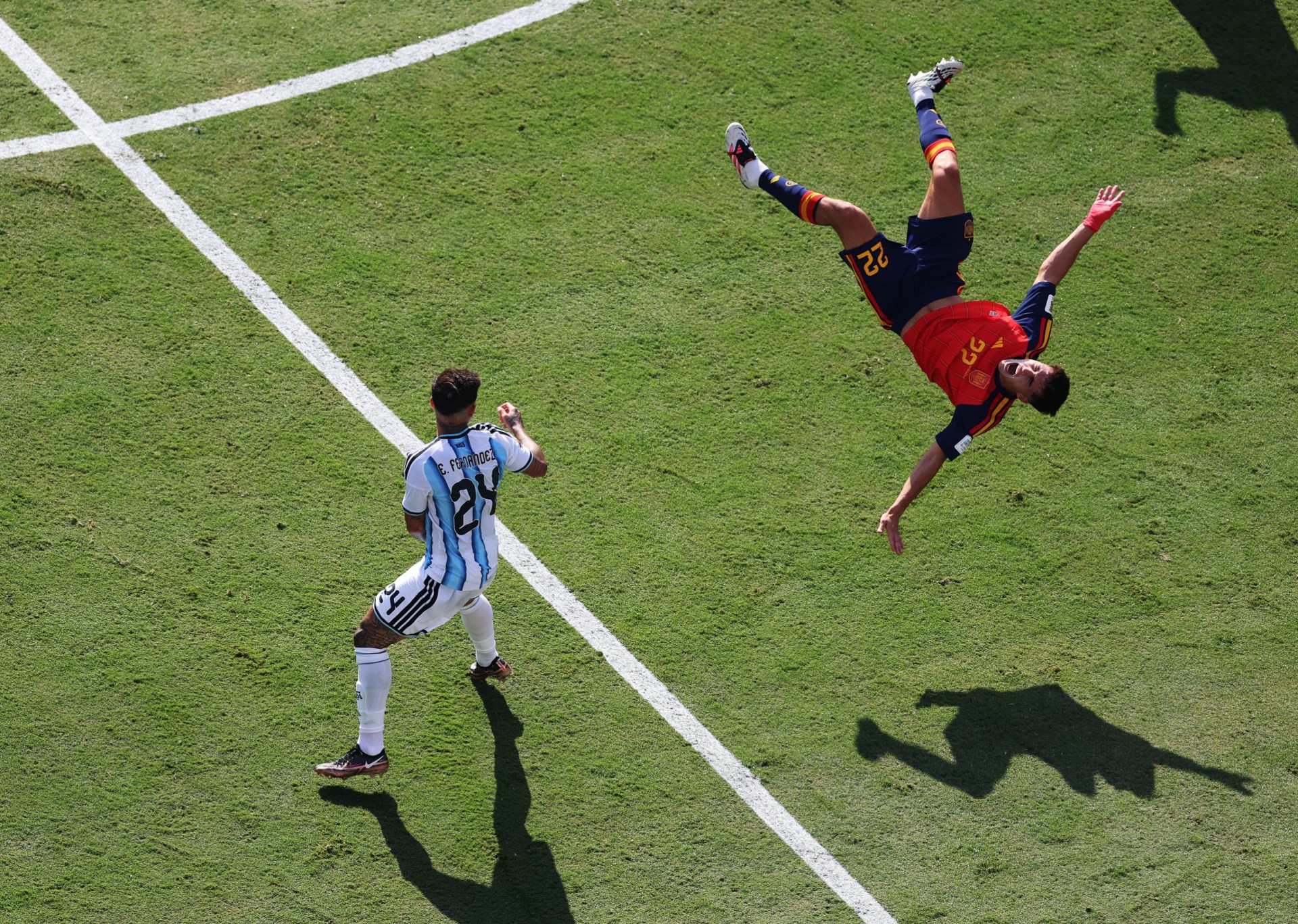 Enzo Fernandez sent Pau Cubarsi flying