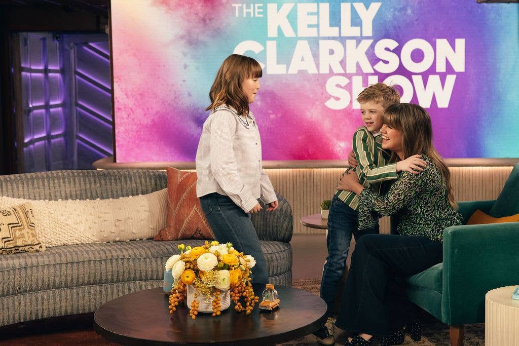 Kelly Clarkson reveals daughter's strict rule for interacting with fans at  concerts