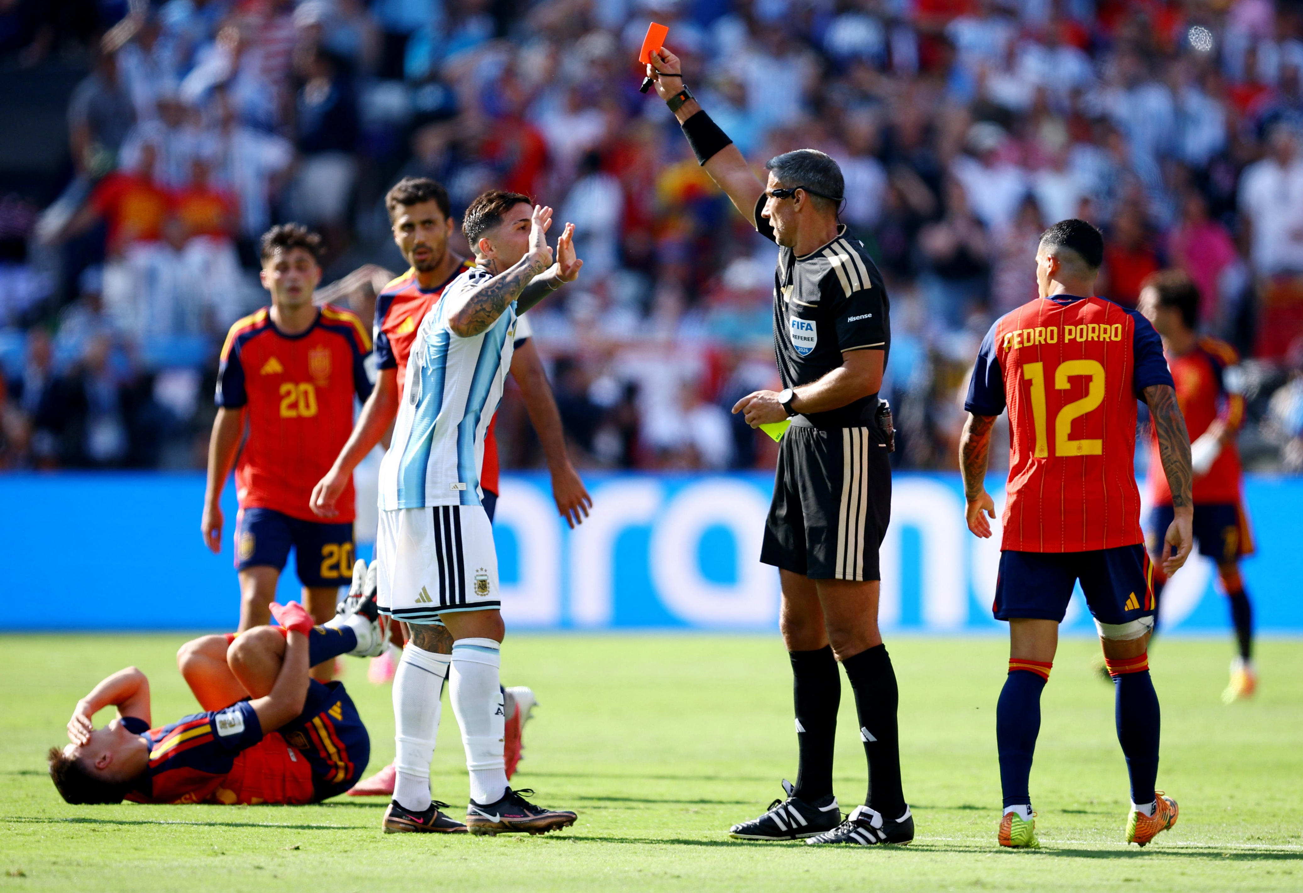 Argentina down a man vs. Spain in final minutes of World Cup final. See ...