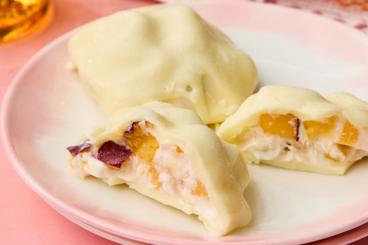 Yogurt clusters with peaches and cream on a plate