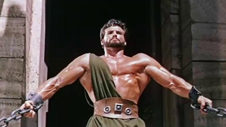 Hercules pullong on chains in Hercules