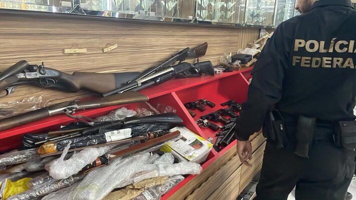 Armas encontradas durante cumprimento de mandado em endereço de Raimundo Cutrim, em julho Foto: Reprodução/PF