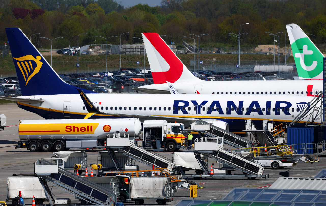 Ryanair Profit Drops on Lower Fares, Fuel Costs