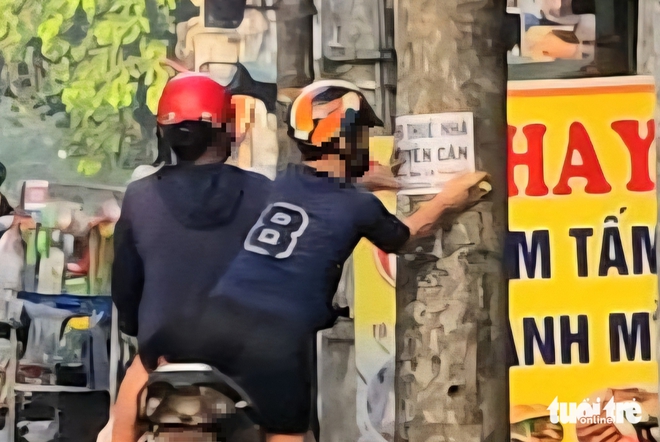 Vụ 'dán bậy' trên cột điện ở TP.HCM: Lập biên bản hai mẹ con, buộc tháo gỡ