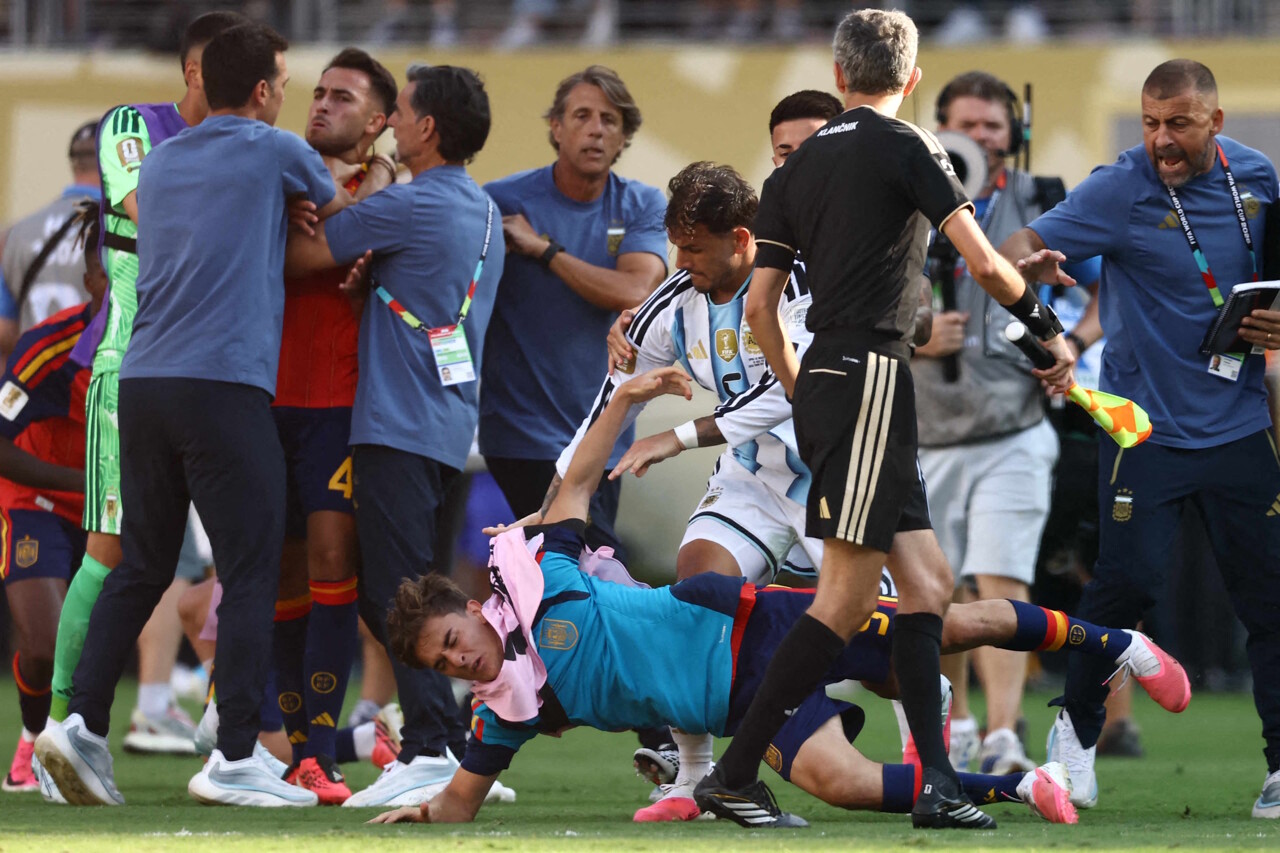 Gavi Mis Terre Carton Rouge Pour Leandro Paredes La Fin D Espagne 