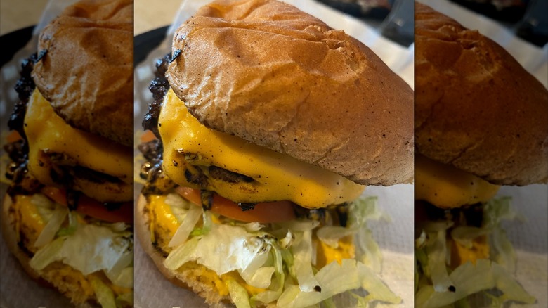 Cheeseburger with lettuce and tomato