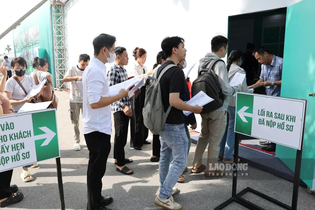 Vợ chồng và bố mẹ muốn cùng nộp hồ sơ mua nhà ở xã hội, Bộ Xây dựng giải đáp