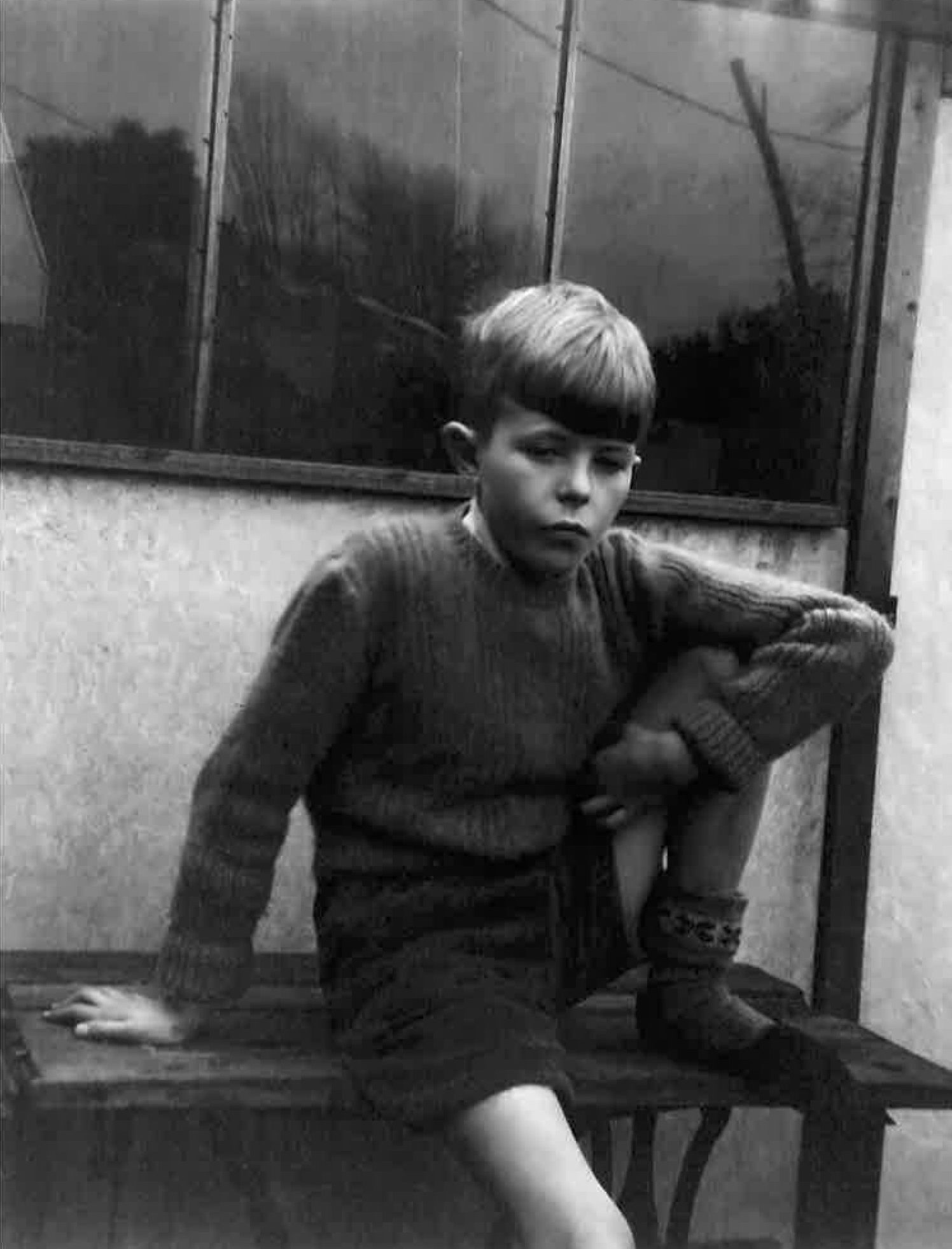 David Jones, aka David Bowie, sits on a bench in a black and white photo