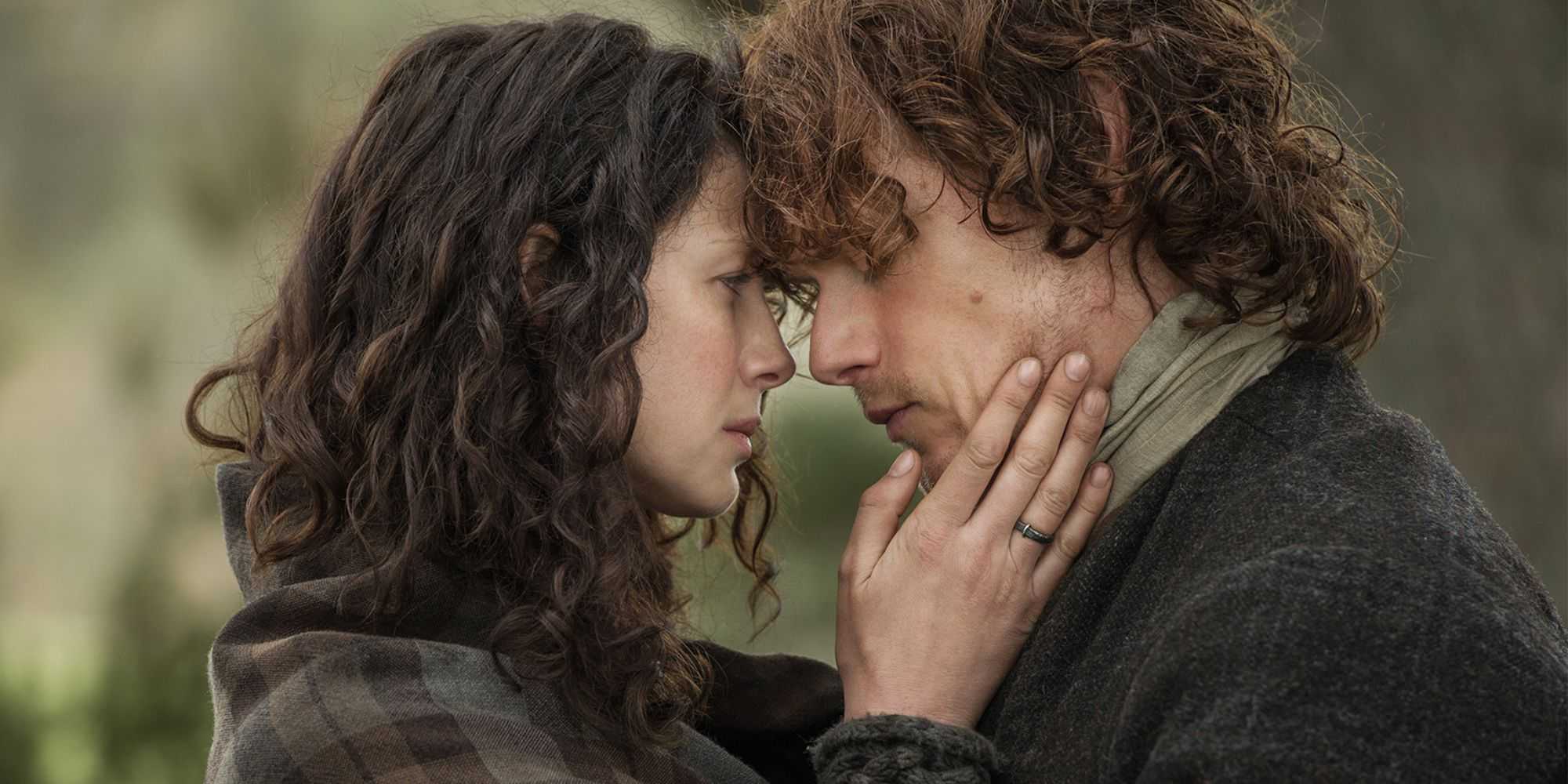Claire holding Jamie's face in Outlander.