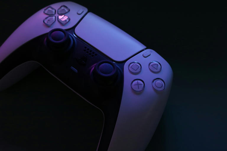 New PlayStation controller with touch screen patent leaks online—Is ...