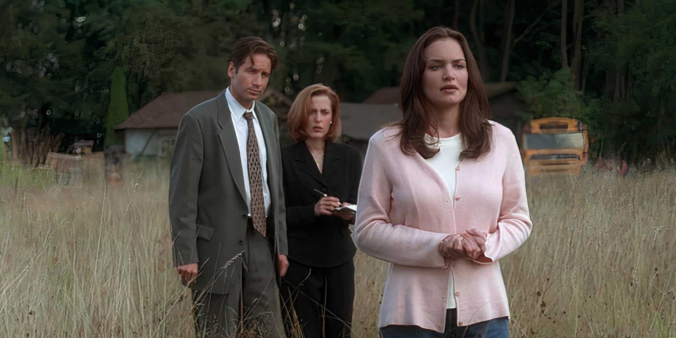 agents mulder and scully (david duchovny, gillian anderson) stand in a field behind melissa (kristen cloke) in the xfiles
